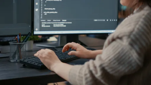Person arbeitet am Laptop mit Drupal-Oberfl&auml;che im Hintergrund