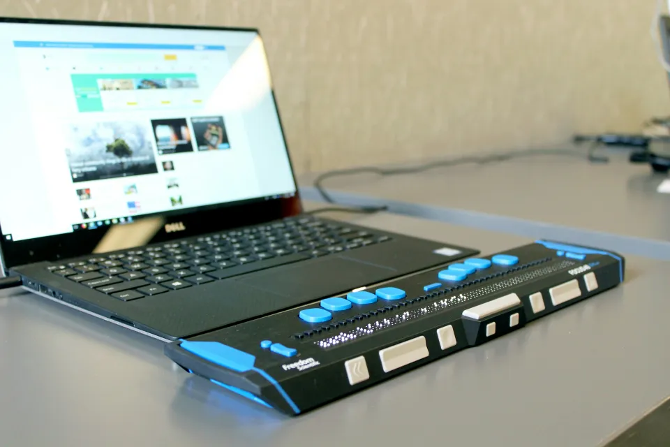 Laptop mit Hilfsmitteln zur Barrierefreiheit