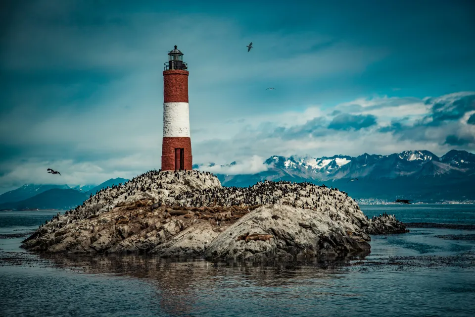 Ein Leuchtturm auf einer steinigen Insel